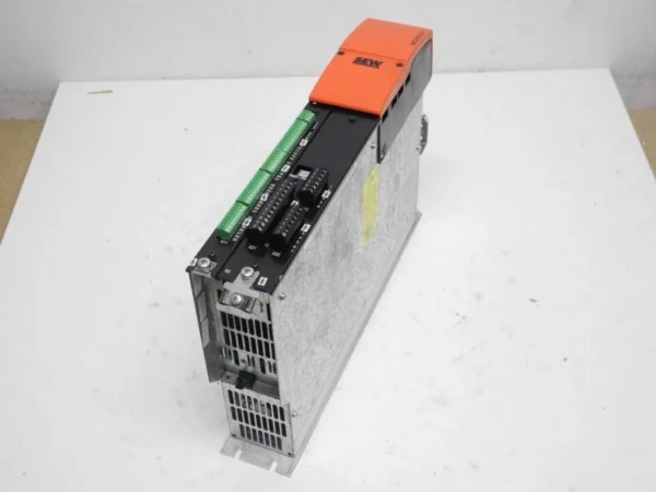 SEW Movidyn Servo Drive MAS51A015-503-00 API 12 - DPI 11A Modul TESTED
Wird in neuem Fenster oder Tab geöffnet