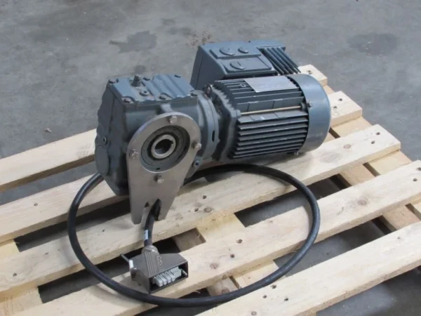 SEW Eurodrive Servo Getriebemotor SA47 DT80N4/MM11/BW1 2,4A 2000min1 TOP ZUSTAND
Wird in neuem Fenster oder Tab geöffnet