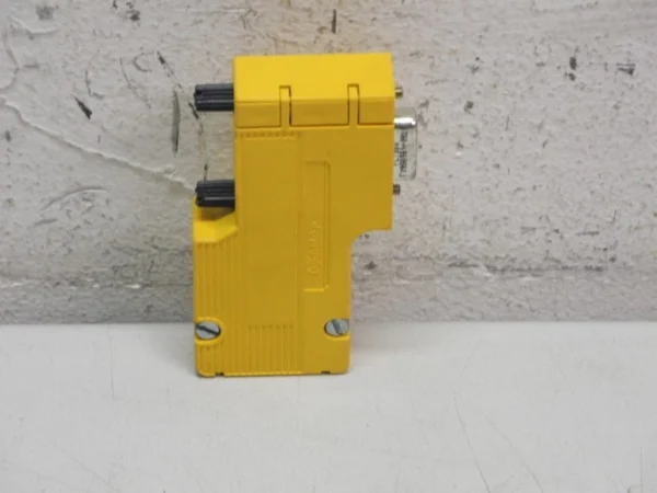 PILZ PSS SB SUB-D3 Stecker SafetyBUS p, Verbindungsstecker/connector top Zustand
Wird in neuem Fenster oder Tab geöffnet