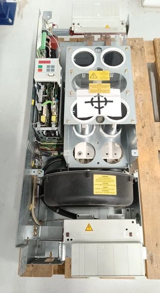 Siemens Wechselrichter DC Inverter Simovert MC P2 6SE7031-2TF70-Z Erz.ST. D TOP
Wird in neuem Fenster oder Tab geöffnet