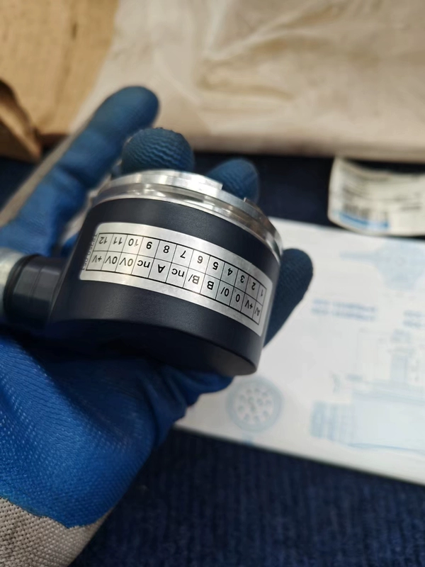 Schneider Rotary Encoder XCC-1506PS10Y - Precision Motion Feedback